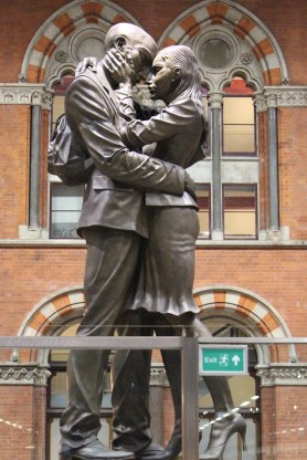 train station terminal statue couple hugs